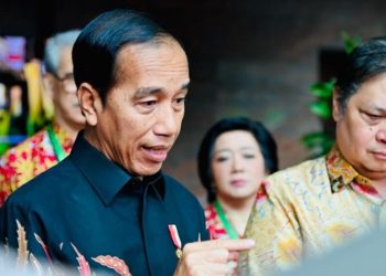 Presiden Joko Widodo menyampaikan keterangannya di hadapan awak media di Kantor Badan pengawasan Keuangan dan Pembangunan