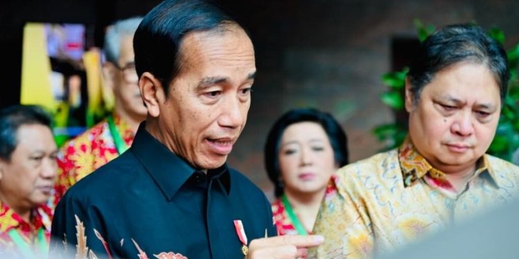 Presiden Joko Widodo menyampaikan keterangannya di hadapan awak media di Kantor Badan pengawasan Keuangan dan Pembangunan