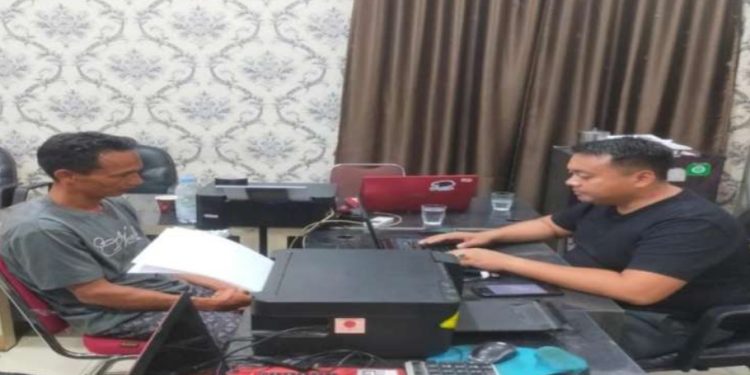 Satreskrim Polres OKU Timur berhasil menangkap pelaku penusuk Kadus 12 Dusun Pematang Jati, Desa Mendayun