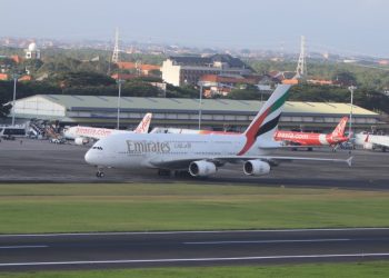 pesawat Airbus A380 yang dioperasikan Emirates di Bandara I Gusti Ngurah Rai Bali