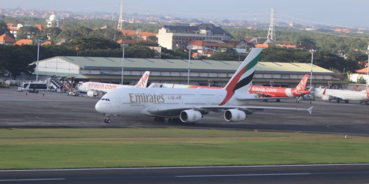 pesawat Airbus A380 yang dioperasikan Emirates di Bandara I Gusti Ngurah Rai Bali