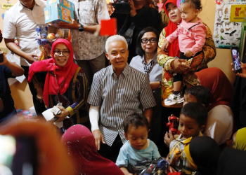 Ganjar Pranowo meninjau penanganan stunting di Posyandu Pundungsari, Desa Mranggen, Kecamatan Polokarto, Kabupaten Sukoharjo