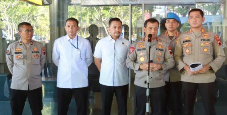 Kapolda saat door stop di depan media di lobby Ditreskrimum Polda Jateng