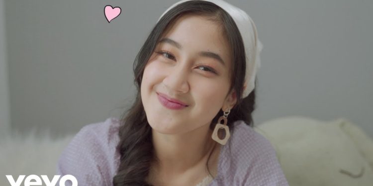 Keisya Levronka penyanyi lagu Tak Ingin Usai