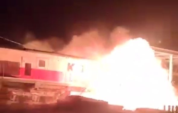 Kereta api menabrak truk terbakar di semarang