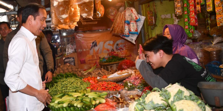 Presiden Joko Widodo meninjau langsung harga sejumlah komoditas pangan di Pasar Tanjungsari, Kabupaten Sumedang