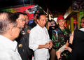 Presiden Joko Widodo menyambangi warung nasi legendaris Bu Eha di Pasar Cihapit, Kota Bandung