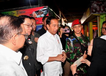 Presiden Joko Widodo menyambangi warung nasi legendaris Bu Eha di Pasar Cihapit, Kota Bandung
