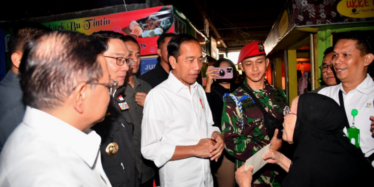 Presiden Joko Widodo menyambangi warung nasi legendaris Bu Eha di Pasar Cihapit, Kota Bandung