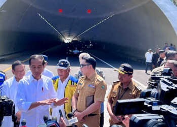 Presiden Joko Widodo menyampaikan keterangannya kepada awak media usai peresmian Jalan Tol Cileunyi-Sumedang-Dawuan (Cisumdawu) di Kabupaten Sumedang