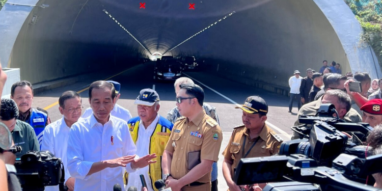 Presiden Joko Widodo menyampaikan keterangannya kepada awak media usai peresmian Jalan Tol Cileunyi-Sumedang-Dawuan (Cisumdawu) di Kabupaten Sumedang