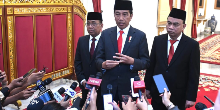 Presiden Joko Widodo menyampaikan keterangannya selepas melantik Budi Arie Setiadi sebagai Menkominfo di Istana Negara