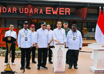 Presiden Joko Widodo meresmikan Bandar Udara Ewer di Kabupaten Asmat, Provinsi Papua Selatan
