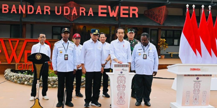 Presiden Joko Widodo meresmikan Bandar Udara Ewer di Kabupaten Asmat, Provinsi Papua Selatan