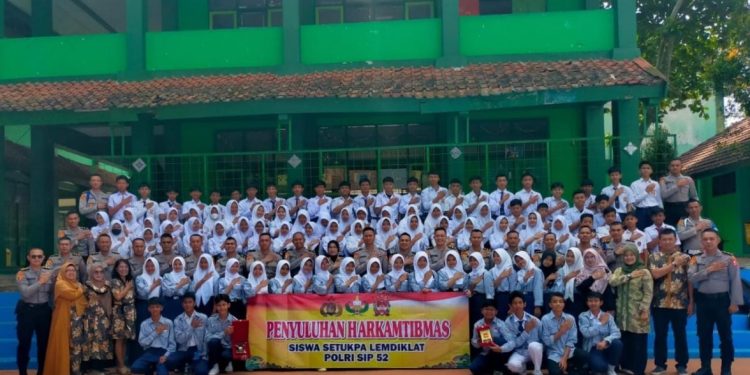 Siswa SIP 52 Kelas G-6 Setukpa Lemdiklat Polri melakukan Sosialisasi Harkamtibmas bertempat di SMPN 12 Sukabumi
