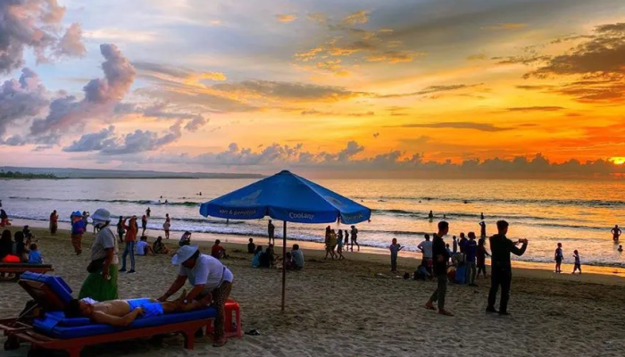 hotel dekat pantai kuta bali Murah
