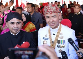 Gubernur Jawa Tengah Ganjar Pranowo Menyampaikan kepada awak media usai memimpin upacara HUT ke 78 RI di Lapangan Pancasila