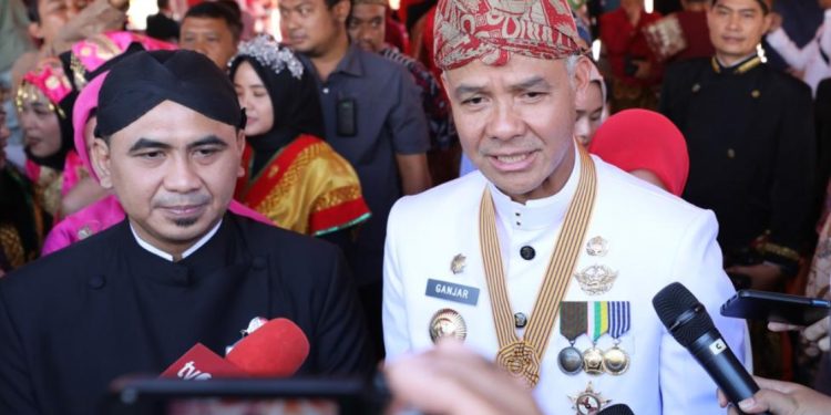 Gubernur Jawa Tengah Ganjar Pranowo Menyampaikan kepada awak media usai memimpin upacara HUT ke 78 RI di Lapangan Pancasila