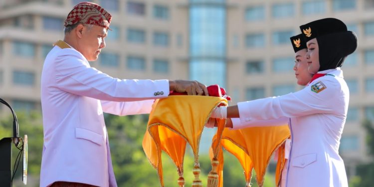 Gubernur Jawa Tengah Ganjar Pranowo Saat melakukan Upacara Peringatan HUT RI di Semarang