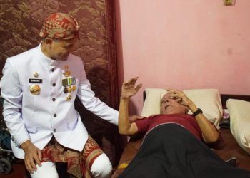 Gubernur Jawa Tengah Ganjar Pranowo menemui Ramidjan Suhadi Veteran AL