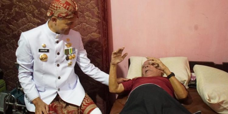 Gubernur Jawa Tengah Ganjar Pranowo menemui Ramidjan Suhadi Veteran AL