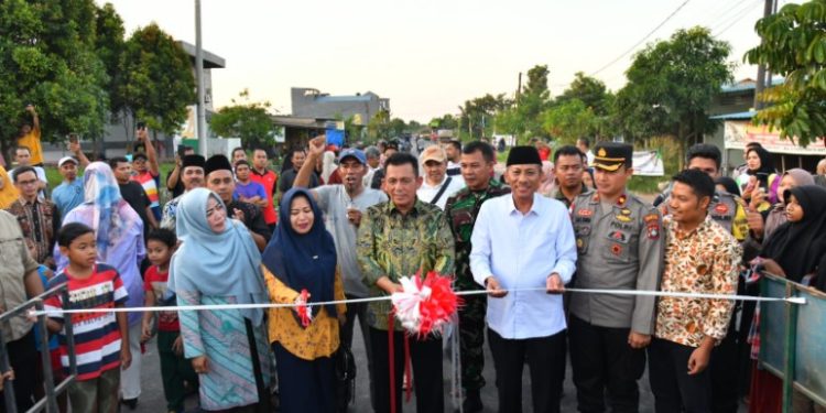 Gubernur Kepri Menghadiri syukuran Masyarakat dan meresmikan jalan menuju sekolah di wilayah Tiban Indah Kecamatan Sekupang, Kota Batam