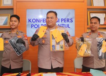 Kapolres Bantul AKBP Michael R Risakotta saat menunjukkan barang bukti ungkap kasus pencurian uang dengan modus mengganjal mesin ATM