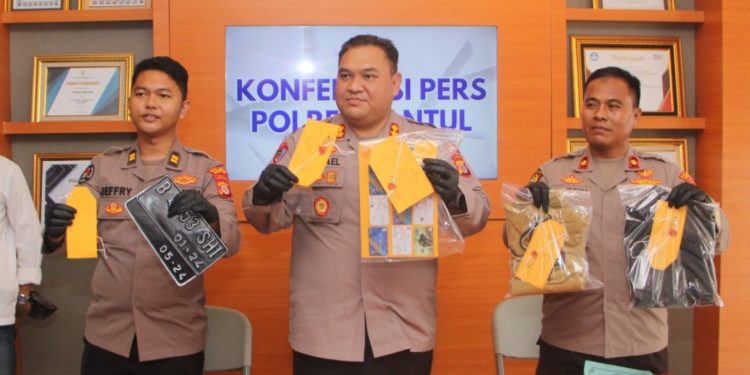 Kapolres Bantul AKBP Michael R Risakotta saat menunjukkan barang bukti ungkap kasus pencurian uang dengan modus mengganjal mesin ATM