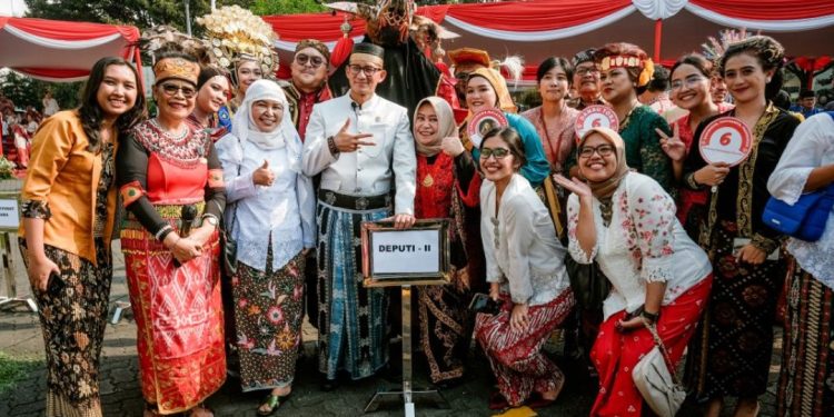 Menparekraf Sandiaga Salahuddin Uno bersama dengan para peserta upacara di Hari Ulang Tahun ke-78 Kemerdekaan Republik Indonesia