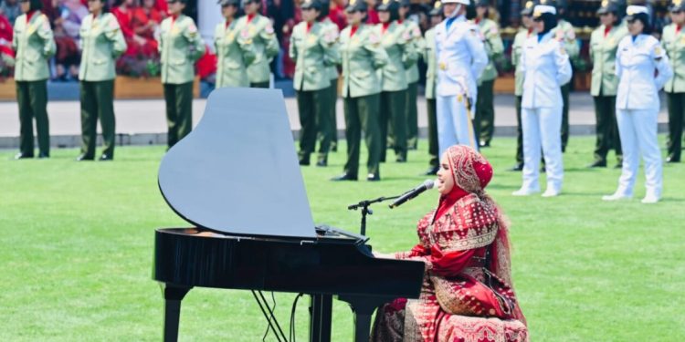 Penampilan spesial dari penyanyi Putri Ariani pada peringatan Hari Ulang Tahun (HUT) Ke-78 Kemerdekaan Republik Indonesia di Halaman Istana Merdeka