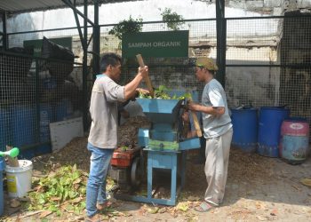 Pengelolaan sampah organik dari sampah daun di kompleks Balai Kota Yogyakarta dihancurkan dengan mesin untuk diolah menjadi kompos