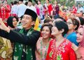 Presiden Joko Widodo berswafoto bersama sejumlah jurnalis perempuan usai gelaran Istana Berkebaya yang dihelat di depan Istana Merdeka