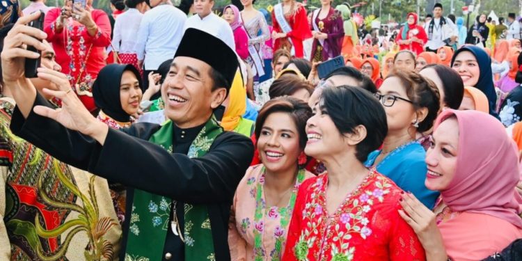 Presiden Joko Widodo berswafoto bersama sejumlah jurnalis perempuan usai gelaran Istana Berkebaya yang dihelat di depan Istana Merdeka