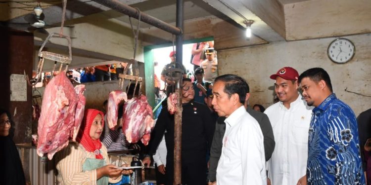 Presiden Joko Widodo mengunjungi Pasar Sukaramai, Kota Medan, dalam kunjungan kerjanya ke Provinsi Sumatra Utara
