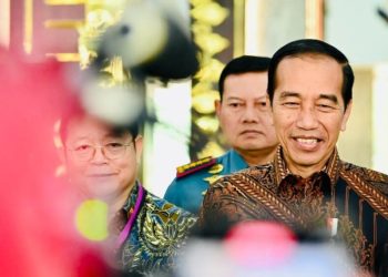 Presiden Joko Widodo menyampaikan keterangan pers di hadapan awak media di Gedung Sekretariat ASEAN