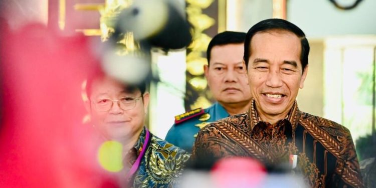 Presiden Joko Widodo menyampaikan keterangan pers di hadapan awak media di Gedung Sekretariat ASEAN