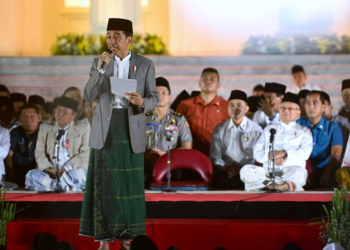 Presiden Jokowi memberikan sambutan pada acara Zikir dan Doa Kebangsaan 78 Tahun Indonesia Merdeka di halaman Istana Merdeka