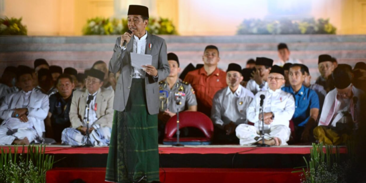 Presiden Jokowi memberikan sambutan pada acara Zikir dan Doa Kebangsaan 78 Tahun Indonesia Merdeka di halaman Istana Merdeka