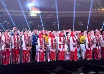 Sebanyak 15 ribuan orang memainkan angklung dalam upaya pemecahan rekor dunia Guinness World of Record untuk pergelaran angklung terbesar di dunia