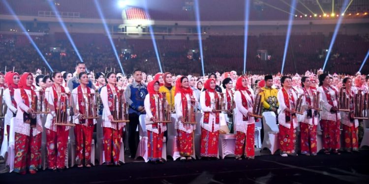 Sebanyak 15 ribuan orang memainkan angklung dalam upaya pemecahan rekor dunia Guinness World of Record untuk pergelaran angklung terbesar di dunia