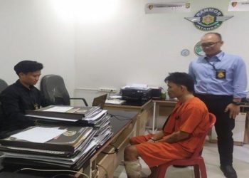 Tersangka Dencik saat menjalani pemeriksaan di ruang riksa Jatanras Polda Sumsel