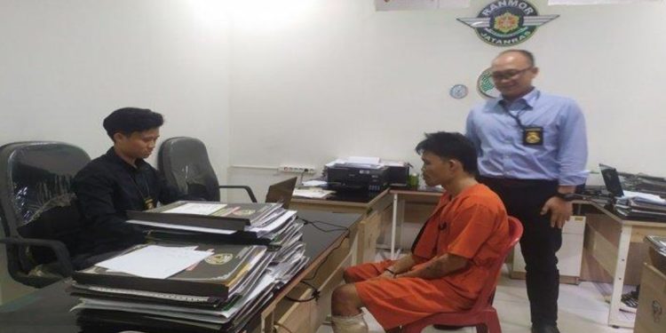 Tersangka Dencik saat menjalani pemeriksaan di ruang riksa Jatanras Polda Sumsel