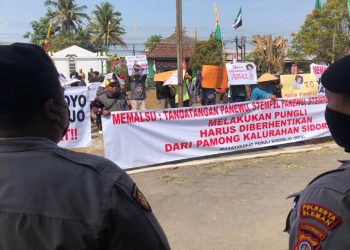 Warga Kalurahan Sidorejo, Godean, menggelar aksi menuntut Kasi Pemerintahan Kalurahan Sidorejo, Sri Wahyunarti mundur dari jabatannya, di Kantor Kalurahan Sidorejo