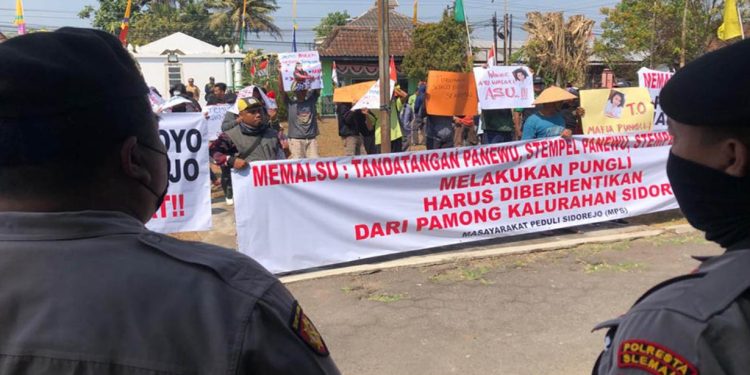 Warga Kalurahan Sidorejo, Godean, menggelar aksi menuntut Kasi Pemerintahan Kalurahan Sidorejo, Sri Wahyunarti mundur dari jabatannya, di Kantor Kalurahan Sidorejo
