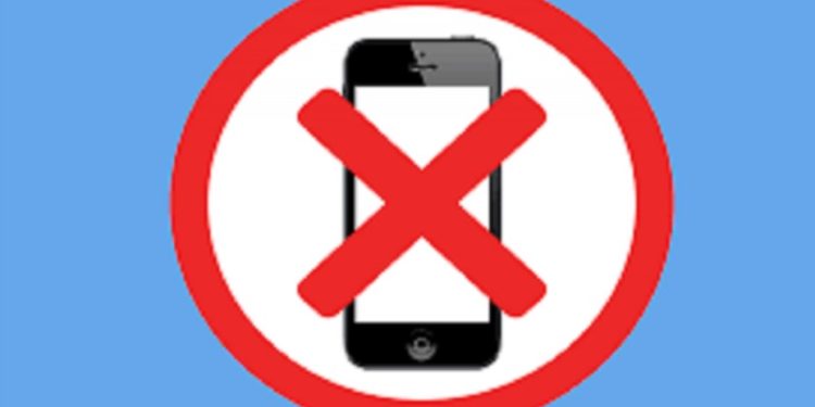 Bagaimana Hukum Mematikan Hp saat Sholat