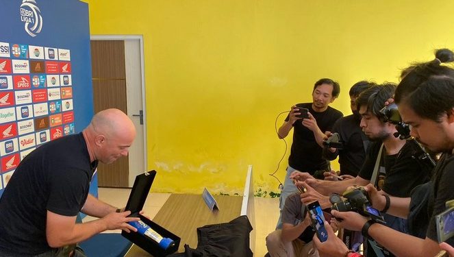 Bernardo Tavares saat memperlihatkan barang yang akan dilelang.