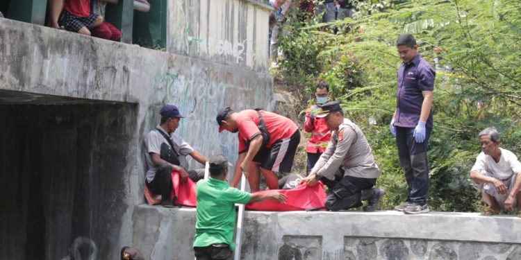 Evakuasi penemuan mayat bayi kembar di Kali Buntung Berbah