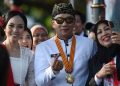 Gubernur Jawa Barat Ridwan Kamil berfoto bersama warga saat menghadiri Upacara Penurunan Bendera HUT ke-7