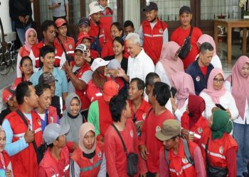 Gubernur Jawa Tengah Ganjar Pranowo saat didatangi warganya jelang purnatugas sebagai gubernur