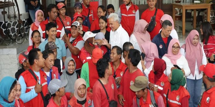 Gubernur Jawa Tengah Ganjar Pranowo saat didatangi warganya jelang purnatugas sebagai gubernur